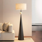 Moderne konisch zulaufende Metall-Stehlampe mit Stoffschirm