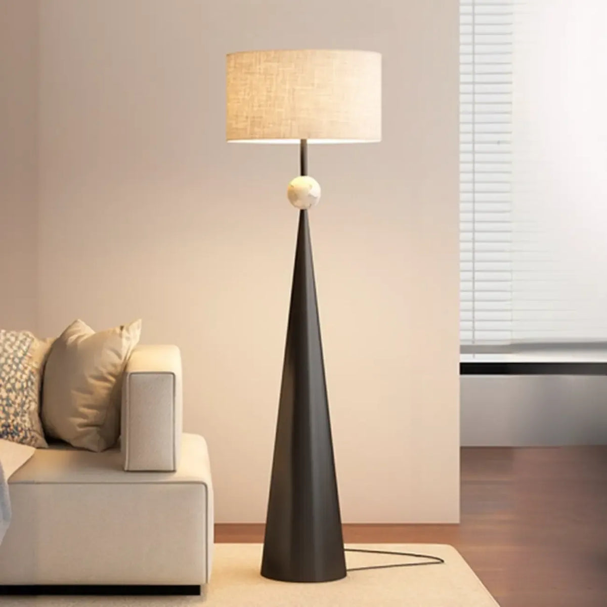 Moderne konisch zulaufende Metall-Stehlampe mit Stoffschirm