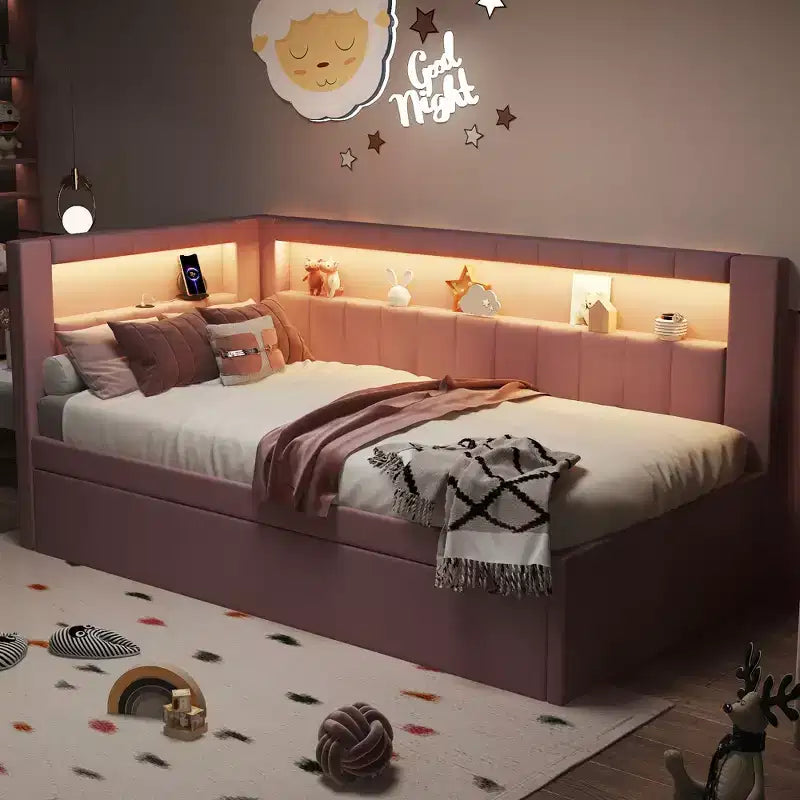 Sodda ta' matul il-jum Twin/Full b'sodda li tinġibed minn taħt u headboard b'librerija f'forma ta' L, sodda tal-kantuniera ratba miksija bil-għażel bi xkafef għall-ħażna u strixxa LED