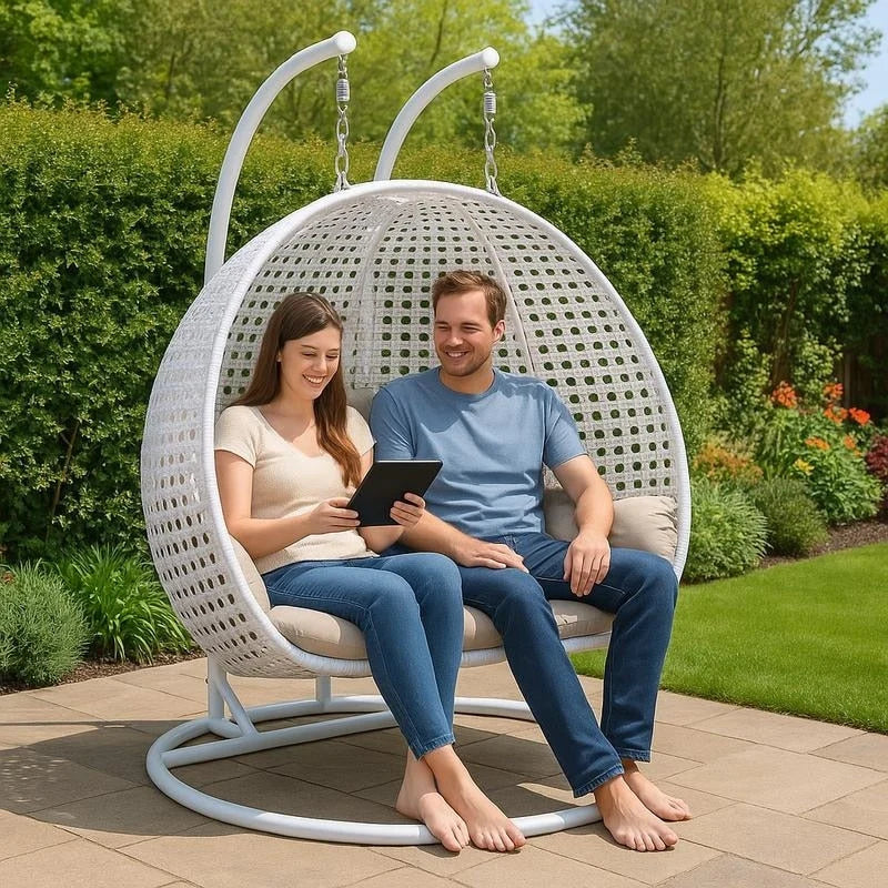 LeisureMod hängender Doppelsitz-Eierstuhl mit Gestell – Outdoor-/Indoor-Hängesessel aus Rattan-Geflecht für Terrasse, Schaukel und Hängeliege mit Polstern