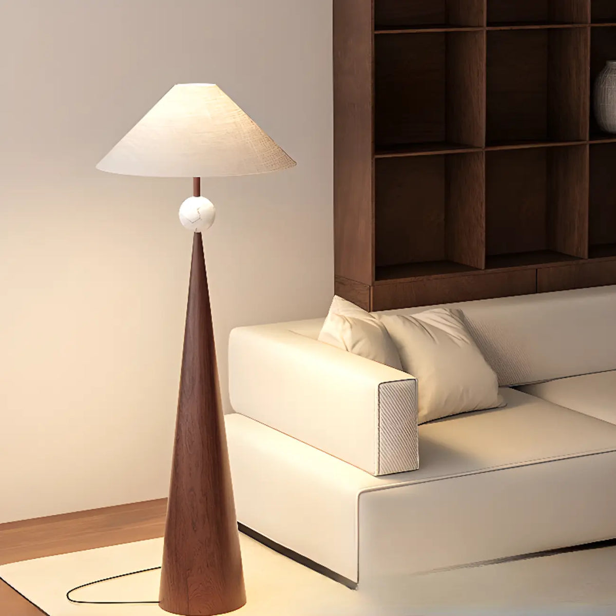 Moderne konisch zulaufende Metall-Stehlampe mit Stoffschirm