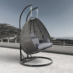 LeisureMod hängender Doppelsitz-Eierstuhl mit Gestell – Outdoor-/Indoor-Hängesessel aus Rattan-Geflecht für Terrasse, Schaukel und Hängeliege mit Polstern