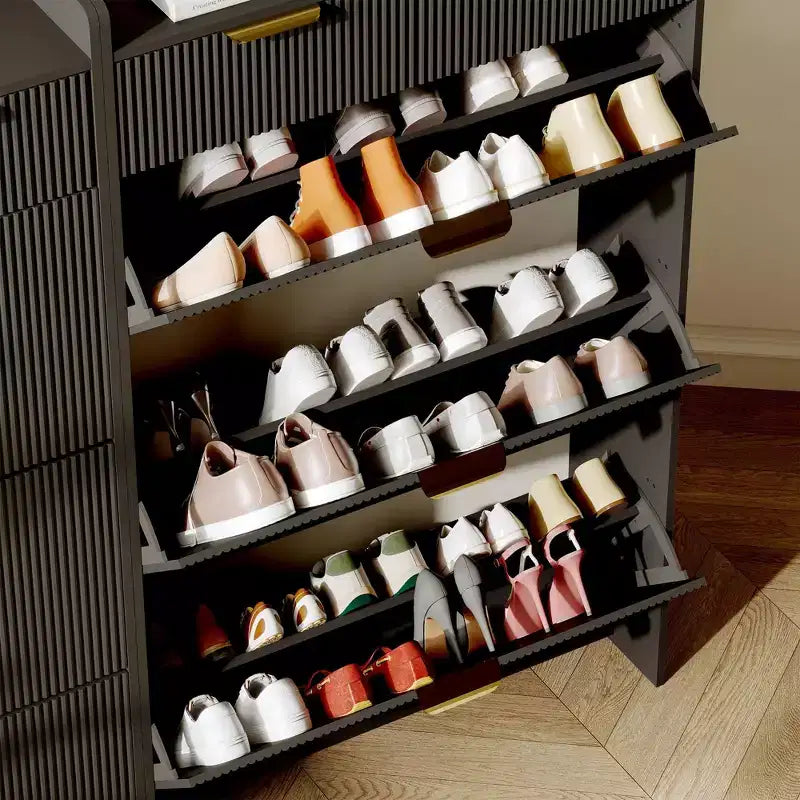Moderne witte schoenenkast met 3 klepdeuren, 2 kleine laden en haak, smalle schoenenkast met geribbelde voorkant voor de hal