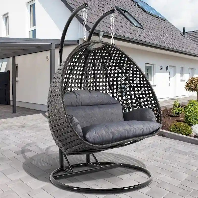 Poltrona sospesa a uovo LeisureMod per 2 persone con supporto - Altalena da patio in rattan intrecciato per esterni/interni, chaise longue con cuscini