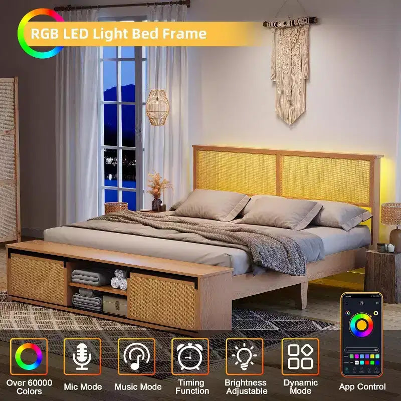 Boho-Landhaus-Bettgestell aus natürlichem Rattan mit Schiebetür-Stauraum im Scheunentorstil und Kopfteil mit LED-Beleuchtung, massive Holzstützbeine.