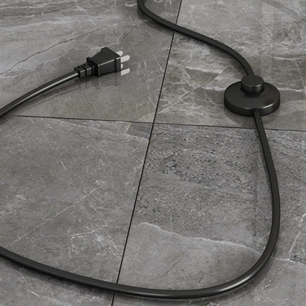 Moderne konisch zulaufende Metall-Stehlampe mit Stoffschirm