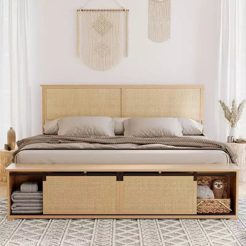 Boho-Landhaus-Bettgestell aus natürlichem Rattan mit Schiebetür-Stauraum im Scheunentorstil und Kopfteil mit LED-Beleuchtung, massive Holzstützbeine.