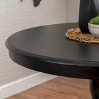 Ronde tafel met massief houten voet