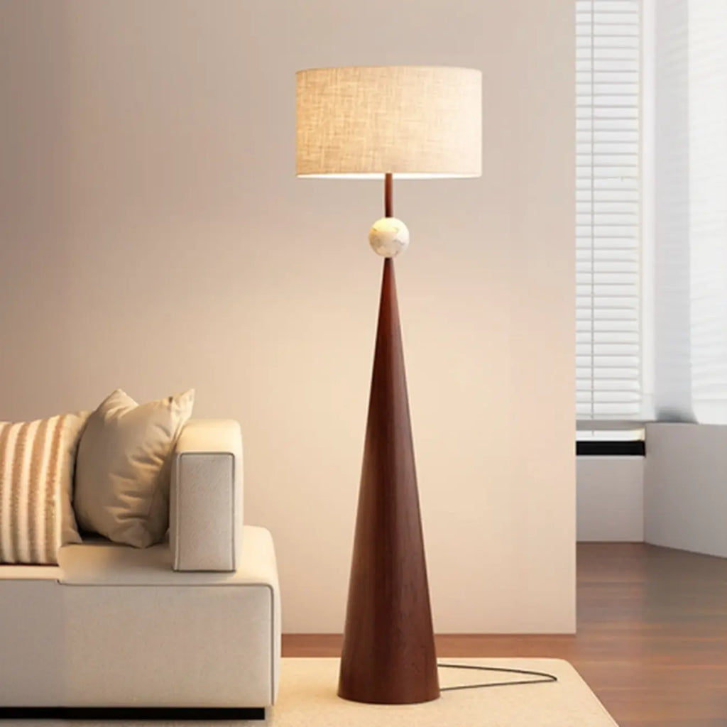 Moderne konisch zulaufende Metall-Stehlampe mit Stoffschirm
