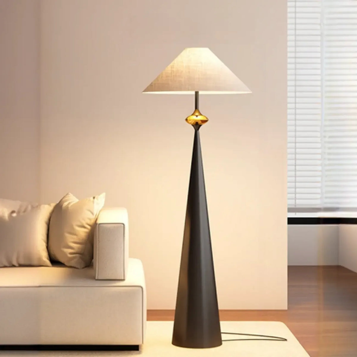 Moderne konisch zulaufende Metall-Stehlampe mit Stoffschirm