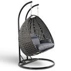 LeisureMod hängender Doppelsitz-Eierstuhl mit Gestell – Outdoor-/Indoor-Hängesessel aus Rattan-Geflecht für Terrasse, Schaukel und Hängeliege mit Polstern
