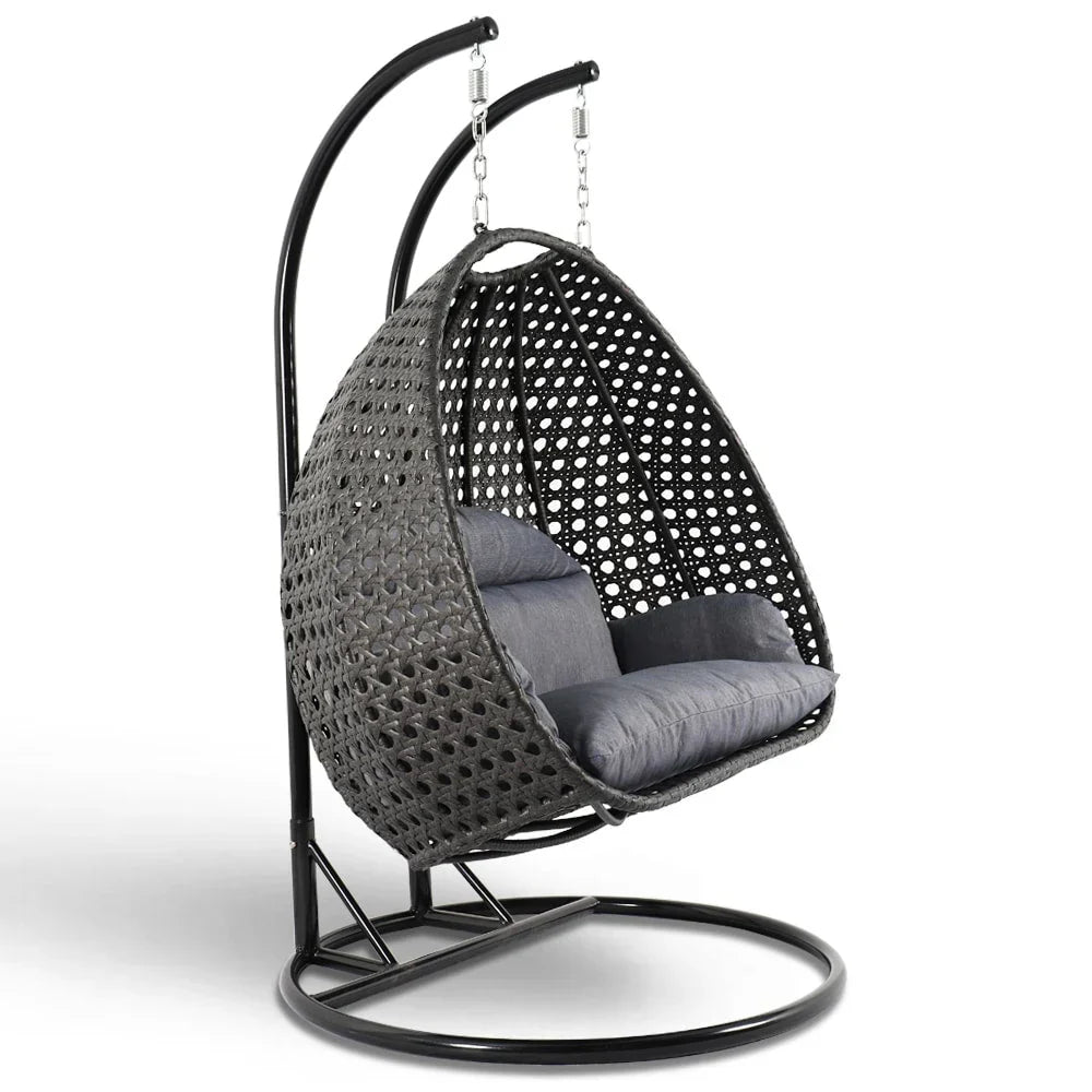 LeisureMod hängender Doppelsitz-Eierstuhl mit Gestell – Outdoor-/Indoor-Hängesessel aus Rattan-Geflecht für Terrasse, Schaukel und Hängeliege mit Polstern