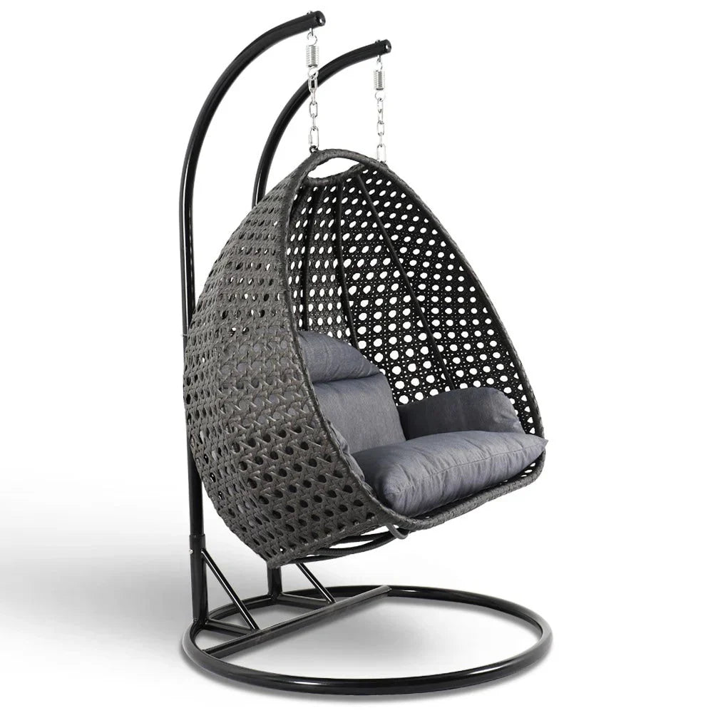 LeisureMod hängender Doppelsitz-Eierstuhl mit Gestell – Outdoor-/Indoor-Hängesessel aus Rattan-Geflecht für Terrasse, Schaukel und Hängeliege mit Polstern