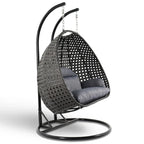 LeisureMod hängender Doppelsitz-Eierstuhl mit Gestell – Outdoor-/Indoor-Hängesessel aus Rattan-Geflecht für Terrasse, Schaukel und Hängeliege mit Polstern