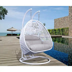 Poltrona sospesa a uovo LeisureMod per 2 persone con supporto - Altalena da patio in rattan intrecciato per esterni/interni, chaise longue con cuscini