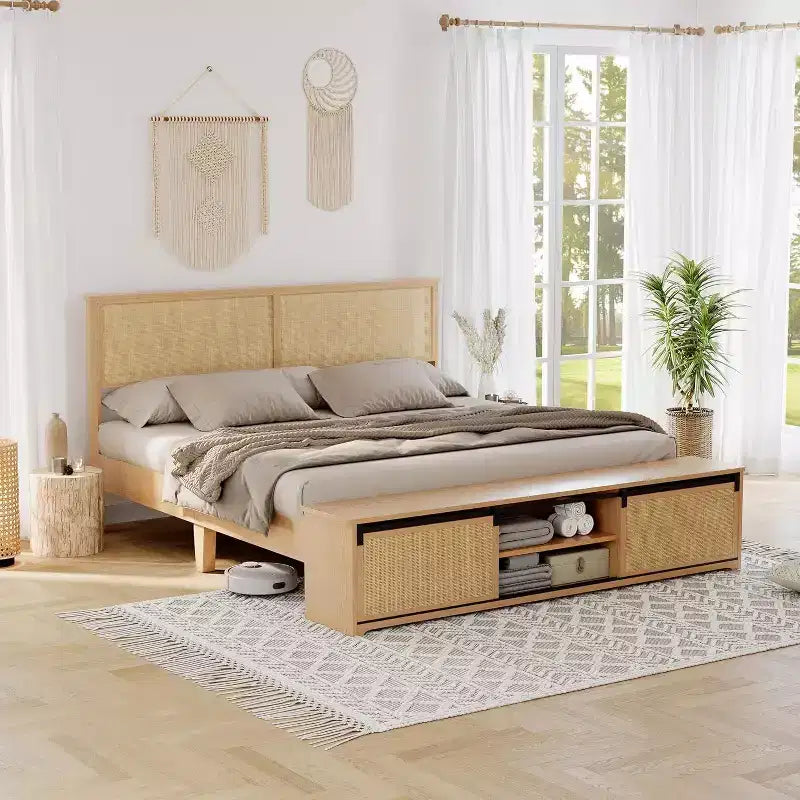 Boho-Landhaus-Bettgestell aus natürlichem Rattan mit Schiebetür-Stauraum im Scheunentorstil und Kopfteil mit LED-Beleuchtung, massive Holzstützbeine.