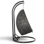LeisureMod hängender Doppelsitz-Eierstuhl mit Gestell – Outdoor-/Indoor-Hängesessel aus Rattan-Geflecht für Terrasse, Schaukel und Hängeliege mit Polstern