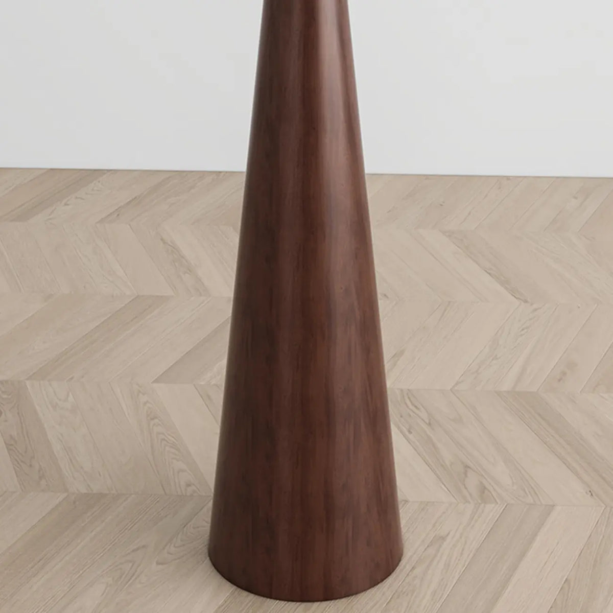 Moderne konisch zulaufende Metall-Stehlampe mit Stoffschirm