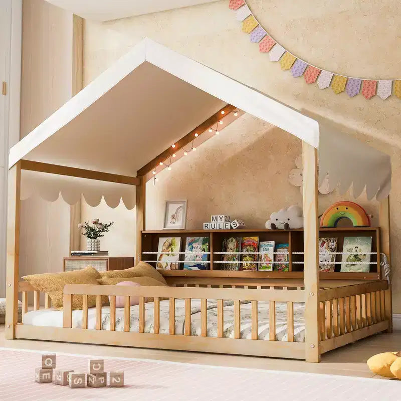 Whisen Struttura letto da terra in legno a una piazza e mezza, divano letto a forma di casetta con recinzione, 3 librerie contenitore, tenda