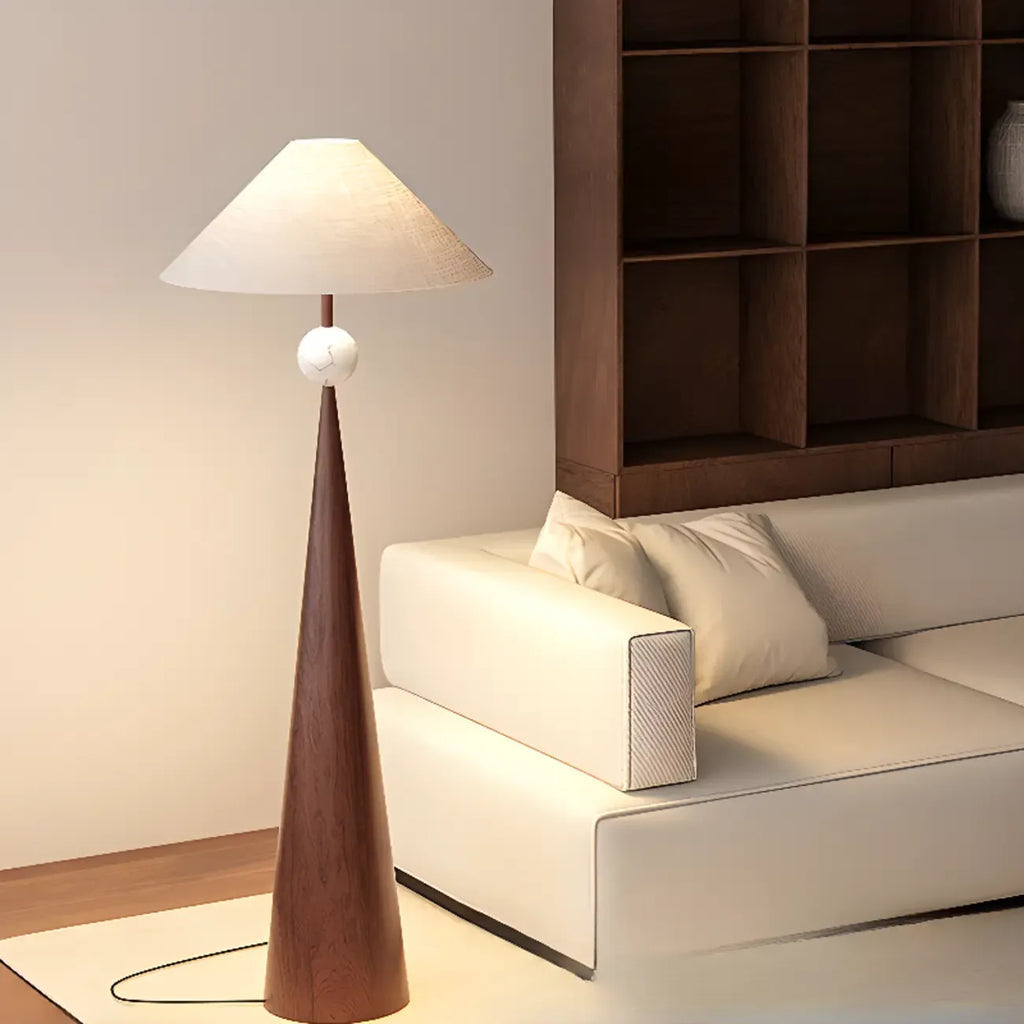 Moderne konisch zulaufende Metall-Stehlampe mit Stoffschirm