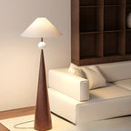 Moderne konisch zulaufende Metall-Stehlampe mit Stoffschirm