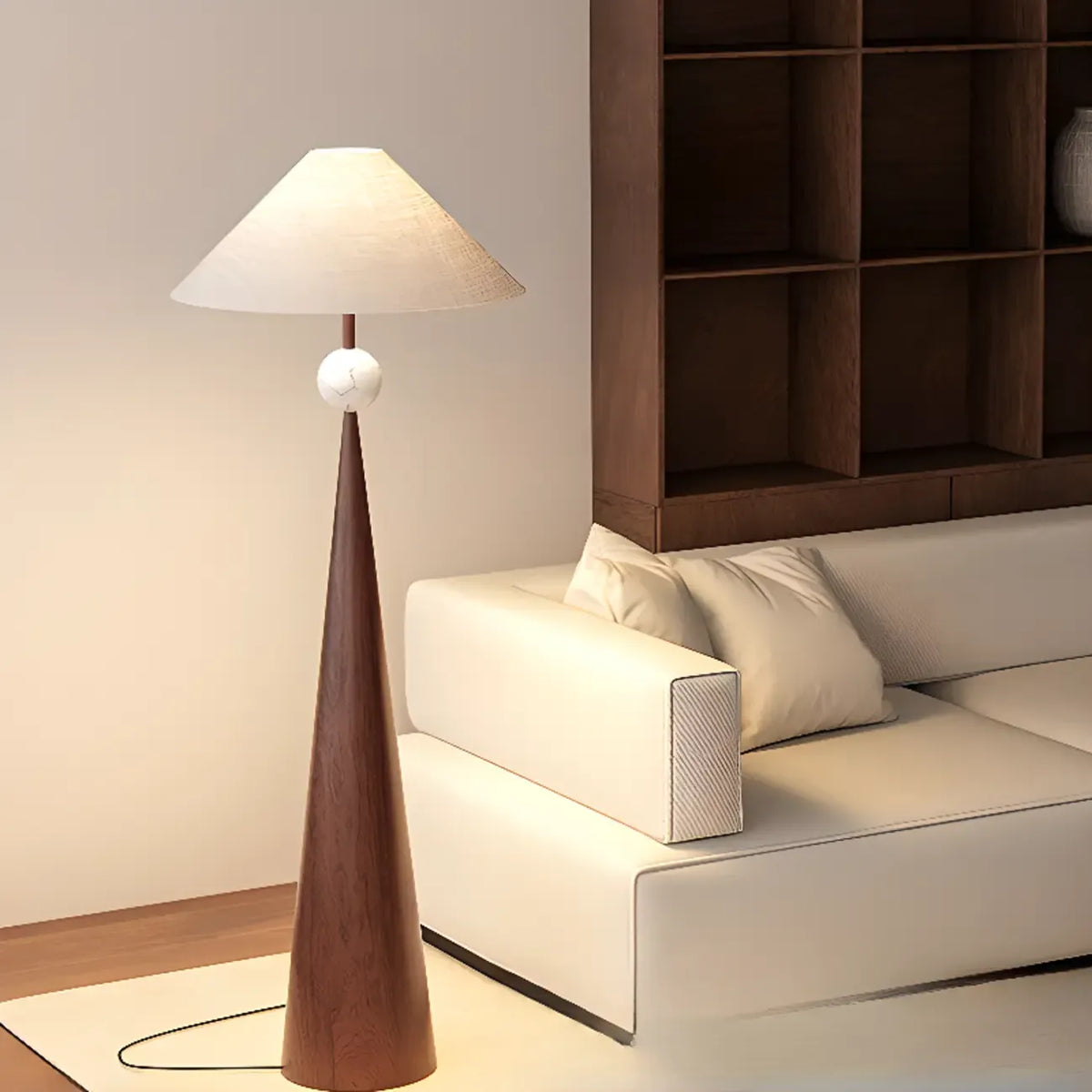 Moderne konisch zulaufende Metall-Stehlampe mit Stoffschirm