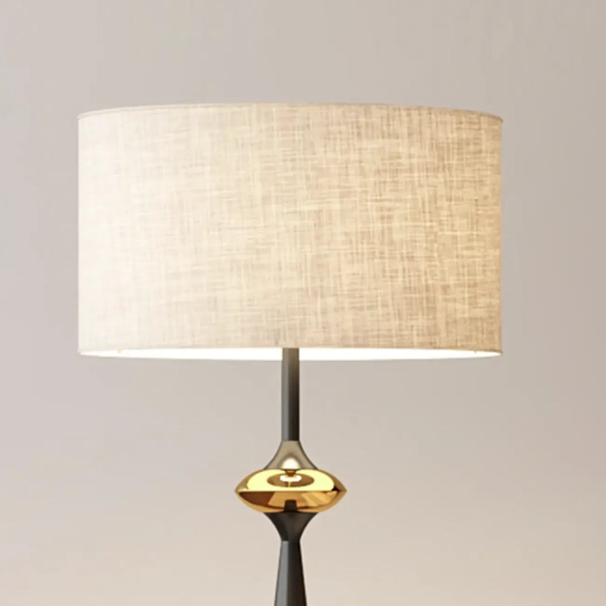 Moderne konisch zulaufende Metall-Stehlampe mit Stoffschirm