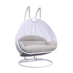 LeisureMod hängender Doppelsitz-Eierstuhl mit Gestell – Outdoor-/Indoor-Hängesessel aus Rattan-Geflecht für Terrasse, Schaukel und Hängeliege mit Polstern