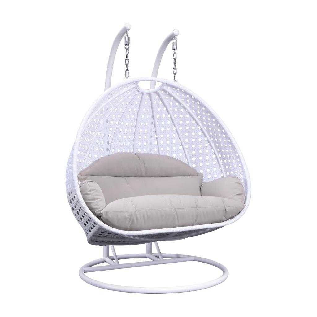 LeisureMod hängender Doppelsitz-Eierstuhl mit Gestell – Outdoor-/Indoor-Hängesessel aus Rattan-Geflecht für Terrasse, Schaukel und Hängeliege mit Polstern
