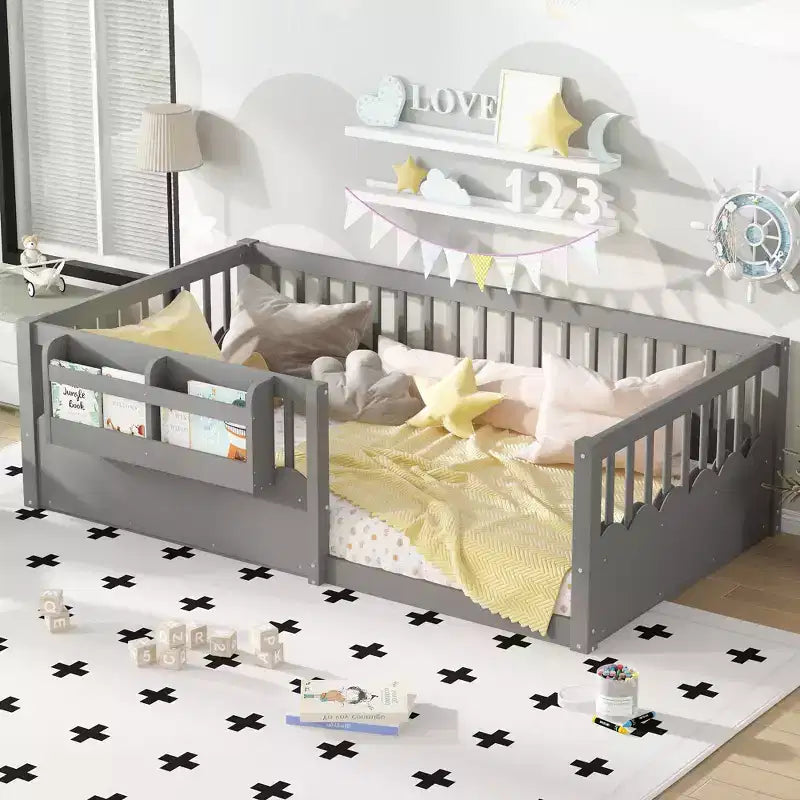 Letto a terra per bambini Bellemave con sponda rialzata e libreria, struttura in legno per letto singolo Montessori per bambine e bambini