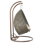 LeisureMod hängender Doppelsitz-Eierstuhl mit Gestell – Outdoor-/Indoor-Hängesessel aus Rattan-Geflecht für Terrasse, Schaukel und Hängeliege mit Polstern