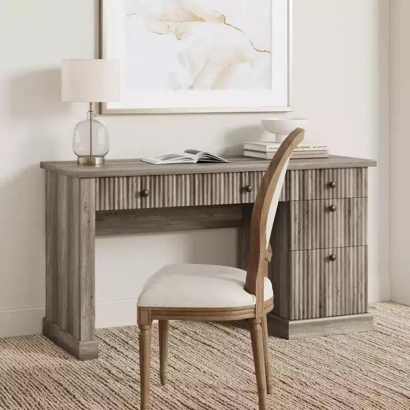 Scrivania da ufficio domestico Fluted con spazio contenitore, scrivania direzionale moderna da 54 pollici con stazione di ricarica, scrivania in legno per computer e scrittura con cassetti portadocumenti per lo studio