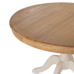 Ronde tafel met massief houten voet