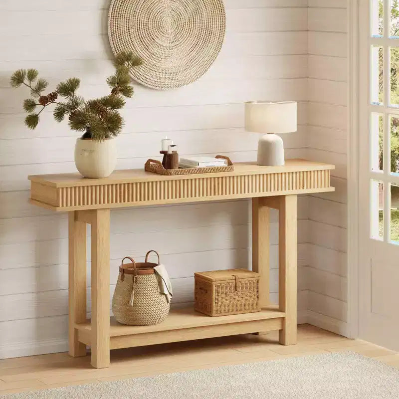 Geribbelde houten consoletafel in landelijke stijl, 2 niveaus met plankopbergruimte, rechthoekige smalle haltafel achter de bank voor hal, gang of woonkamer