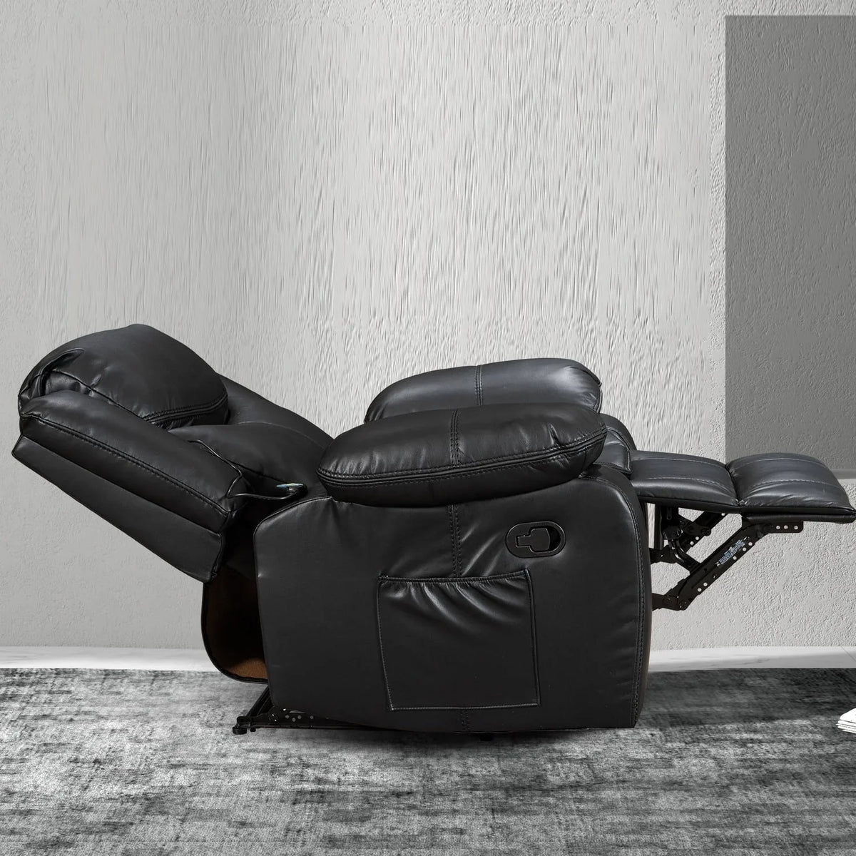 Geräumiger Relaxsessel aus strapazierfähigem Leder mit Massage- und Wärmefunktion