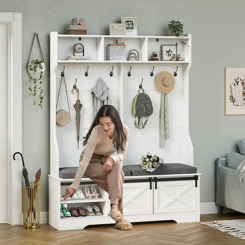Appendiabiti da ingresso con panca e vano portascarpe, con anta in stile fienile