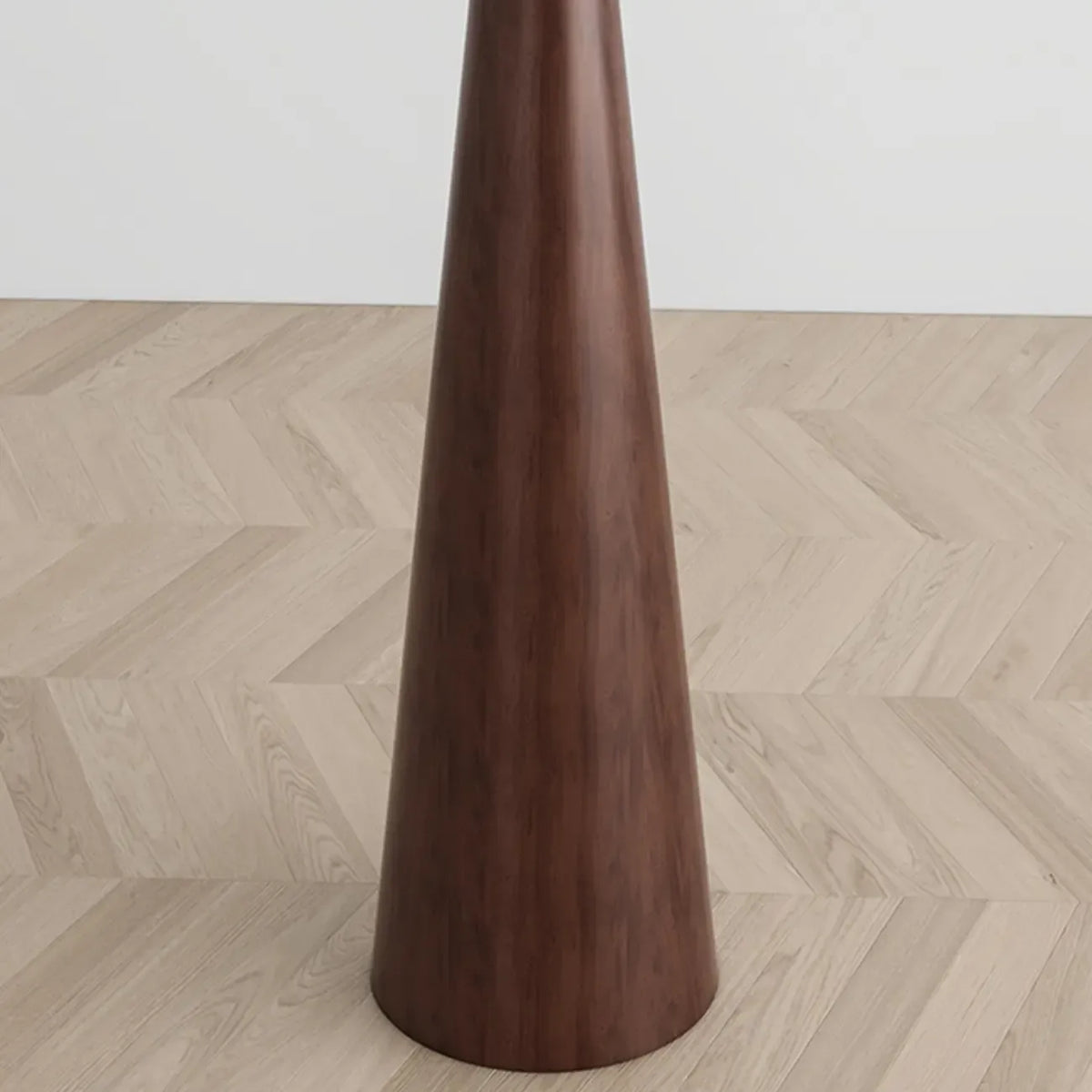 Moderne konisch zulaufende Metall-Stehlampe mit Stoffschirm